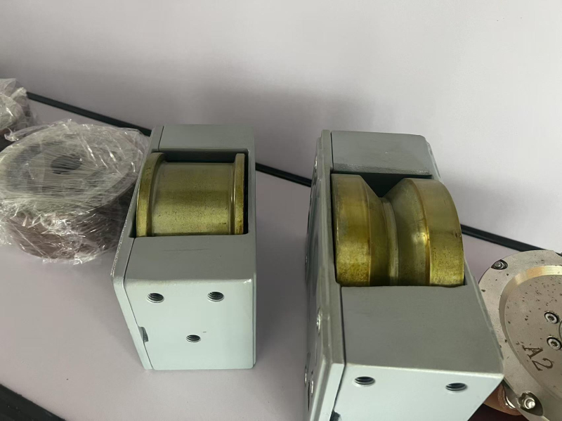 V型轨道驱动轮箱机构